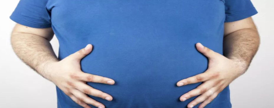 منها تناول الطعام خلال استخدام الهاتف ..  عادات تُبطئ عملية حرق دهون البطن