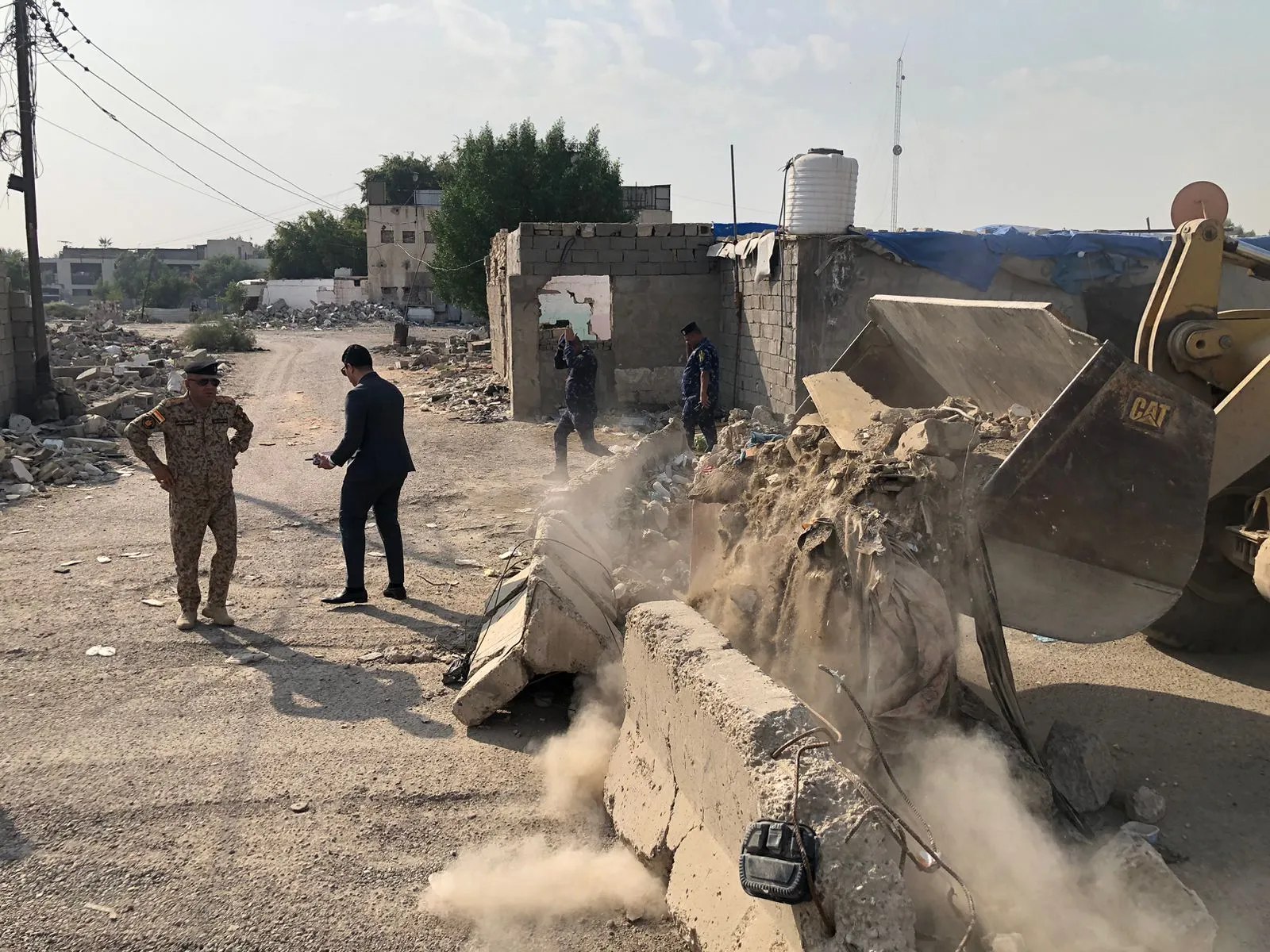 قيادة عمليات بغداد تغلق مداخل معسكر الرشيد للحد من التلوث البيئي