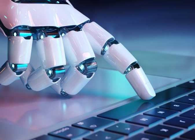 الصين توظف روبوتات بشرية لتوجيه المسافرين عند المعابر الحدودية  