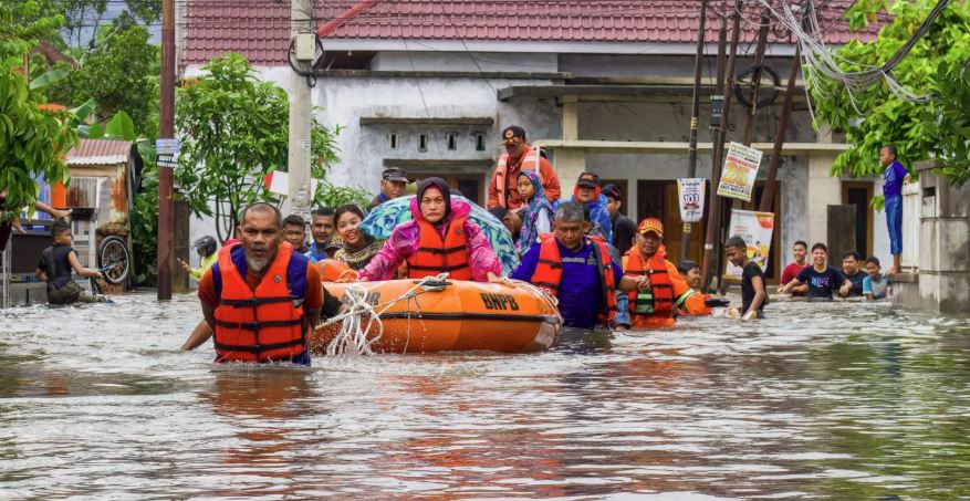 8 قتلى وعشرات المصابين إثر فيضانات عارمة في إندونيسيا  