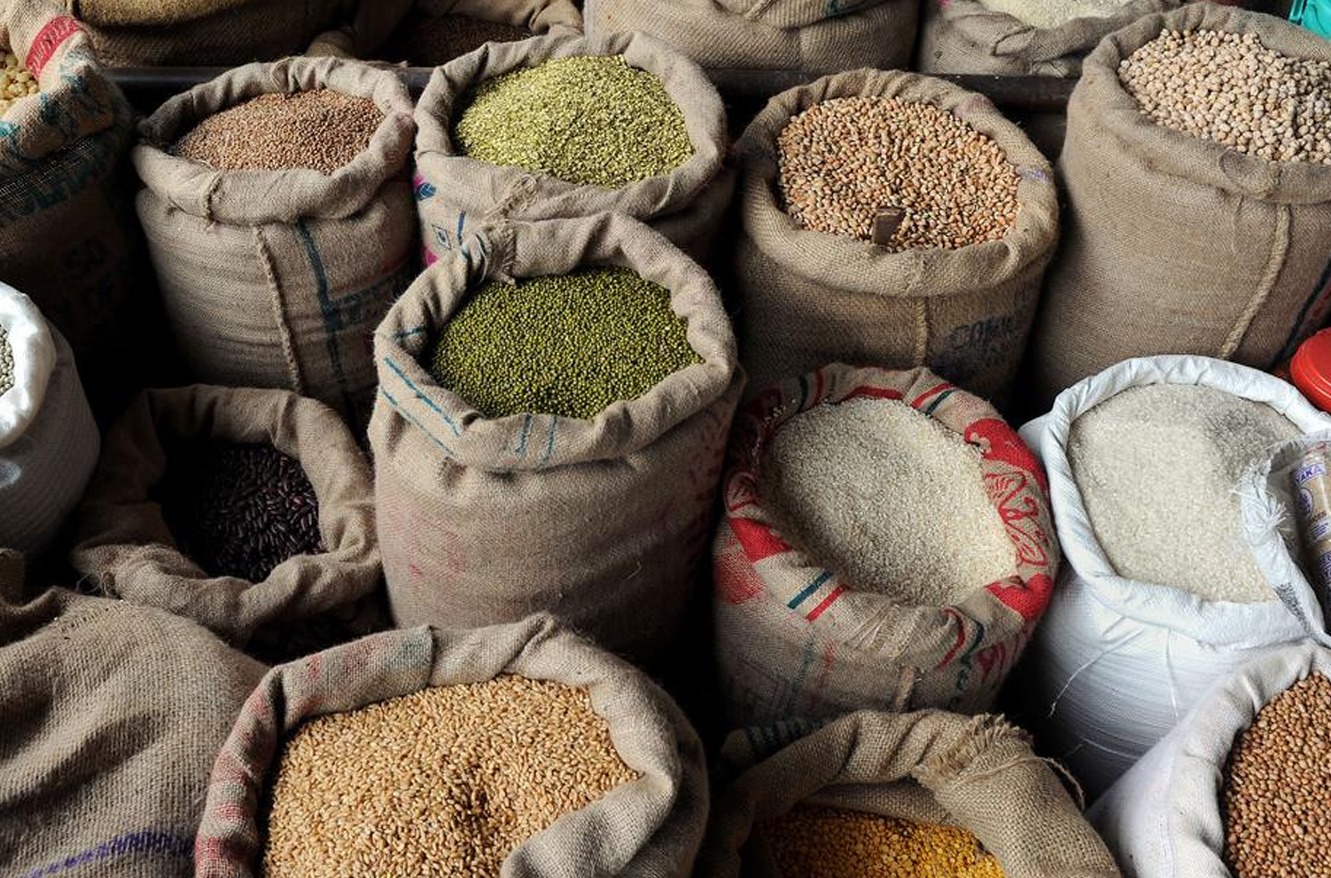 الحكومة تطمئن المواطنين: أسعار الرز والطحين والبقوليات في الأسواق مستقرة