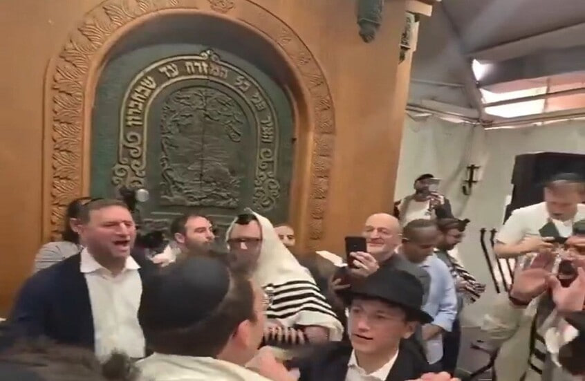 اقتحام الحرم الإبراهيمي بالخليل من قبل يهود وإقامة احتفال داخله