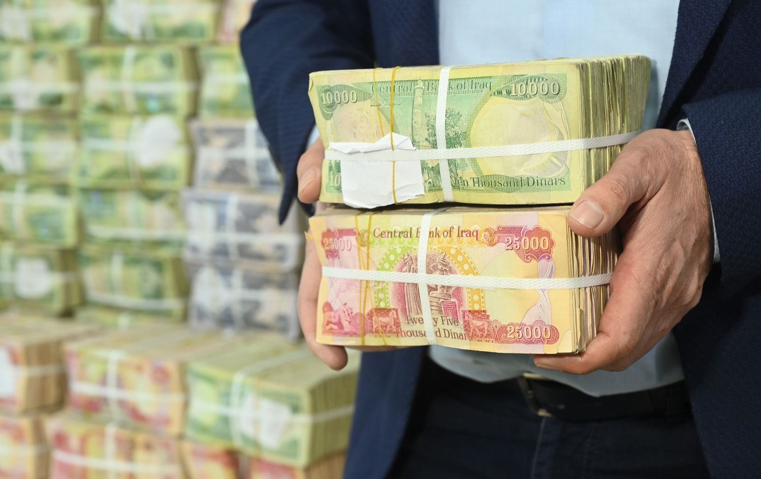 استنفار في المالية لصرف الرواتب: الجمعة والسبت دوام رسمي