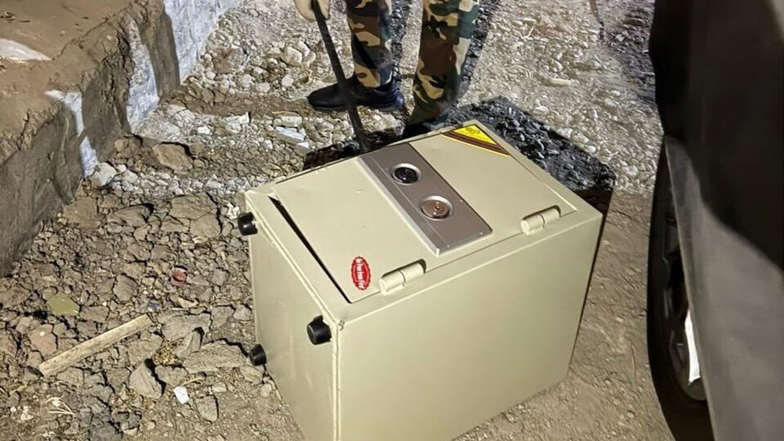 العثور على قاصة داخلها 38 سواراً ذهبياً و66 ألف دولار في الكاظمية