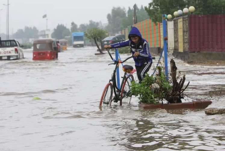  الداخلية تصدر مجموعة إرشادات للمواطنين عند هطول الأمطار وتدفق السيول
