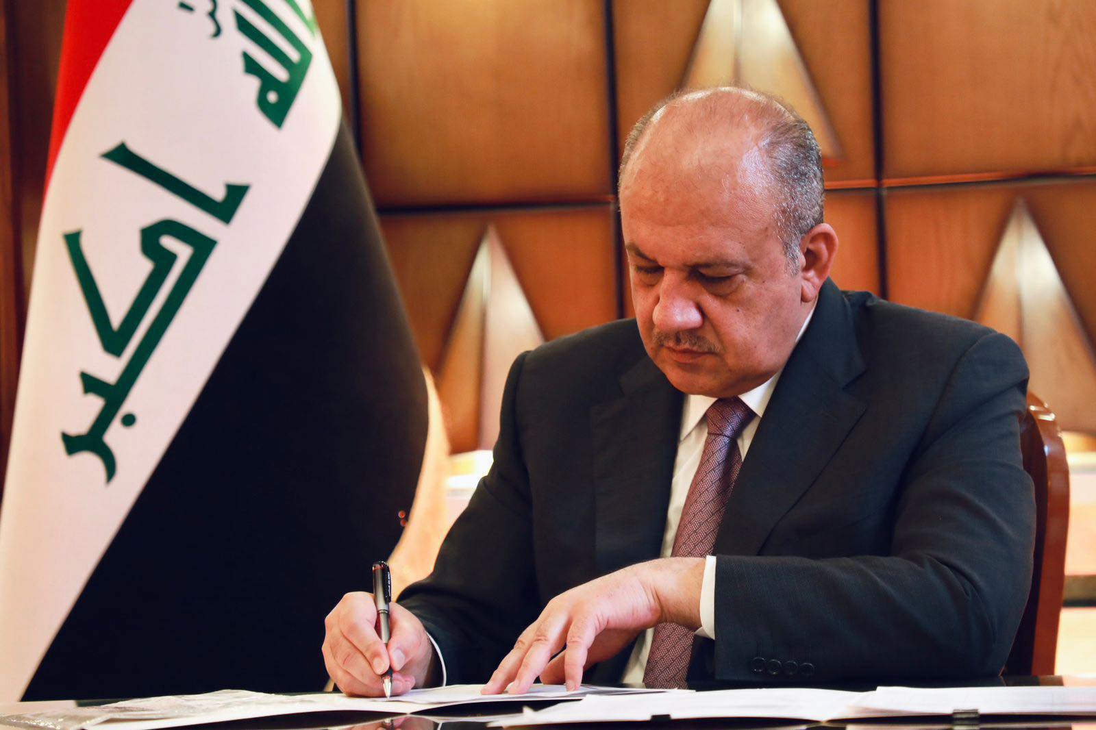  وزير الدفاع يعلن توقيع الامر الخاص بتحويل الموظفين من الخدمة العسكرية الى المدنية