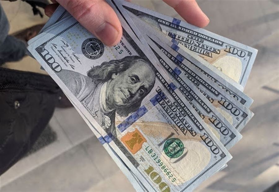 الدولار يسجل انخفاضاً طفيفاً أمام الدينار في بغداد وأربيل
