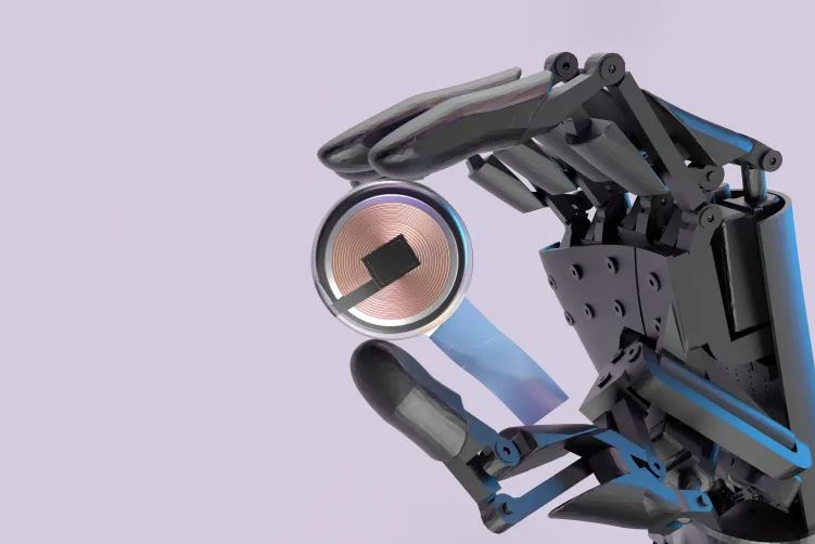 رقاقة دماغية تساعد المرضى على تحريك أطراف روبوتية بمجرد التفكير   