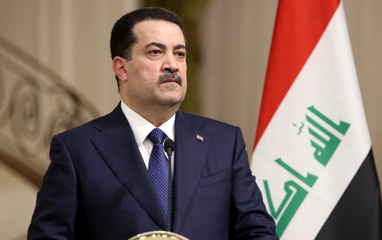 رئيس الوزراء يعزي المرجع الديني السيد السيستاني بوفاة عقيلته 