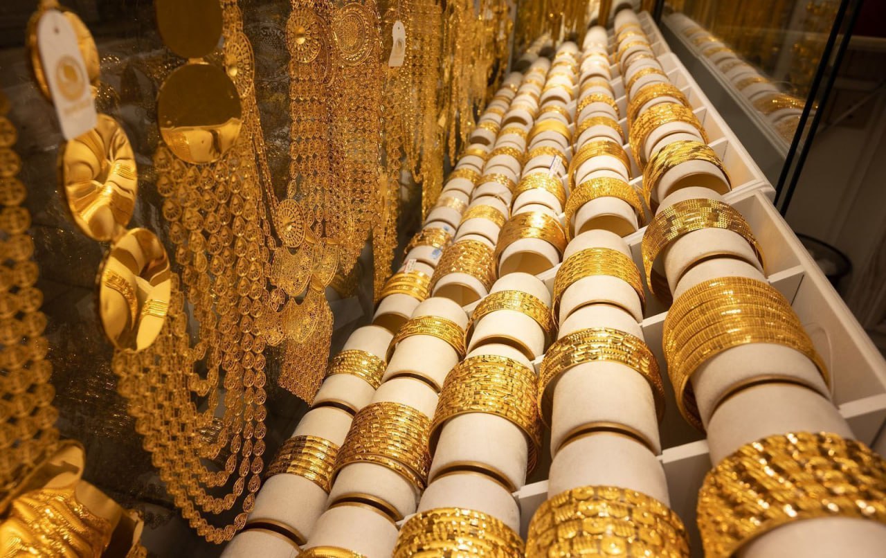 الذهب يسجل أعلى مستوى في ثلاثة أسابيع فوق 4200 دولار