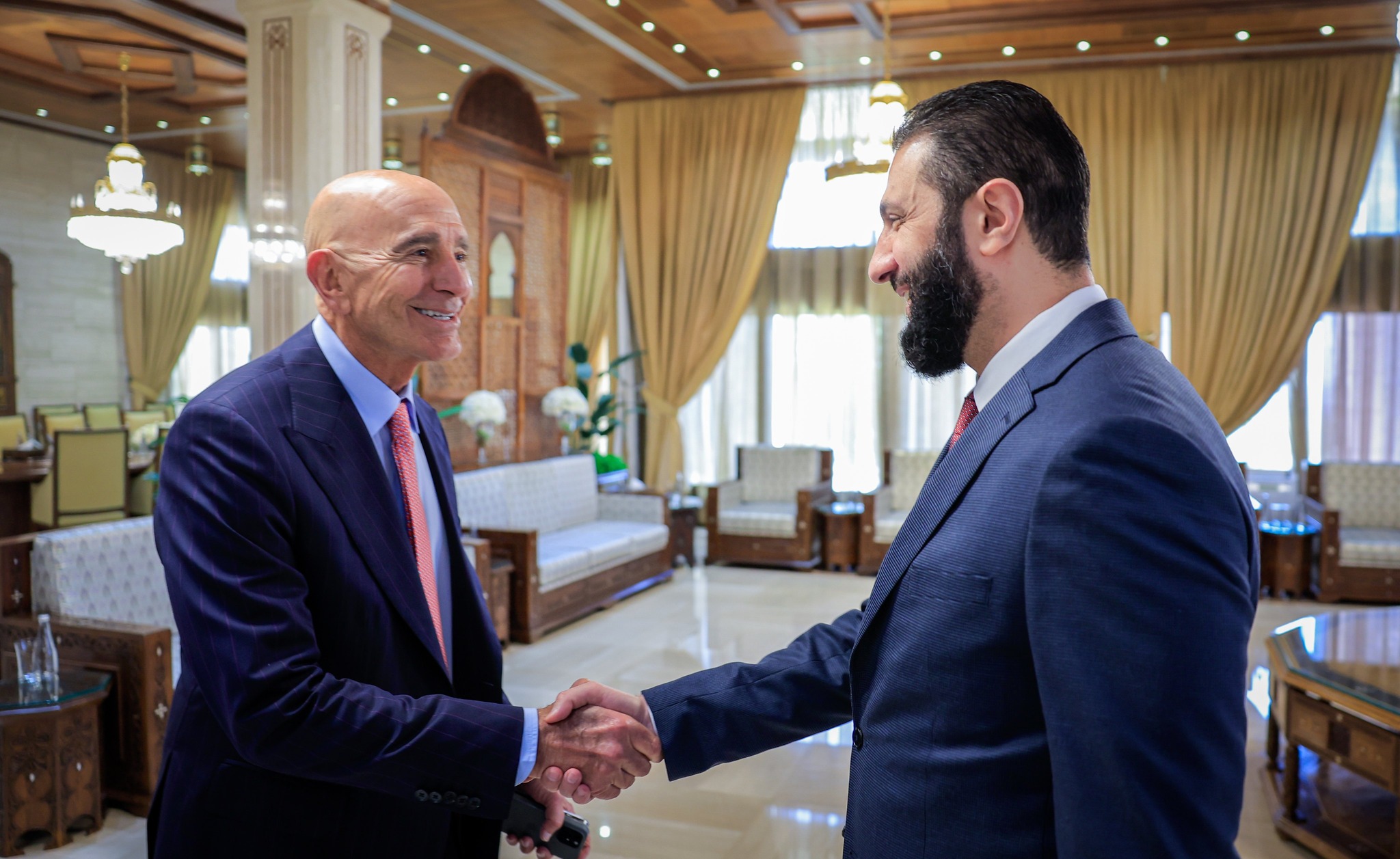 الشرع يلتقي المبعوث الامريكي لسوريا توم باراك مع وفد عسكري رفيع في دمشق