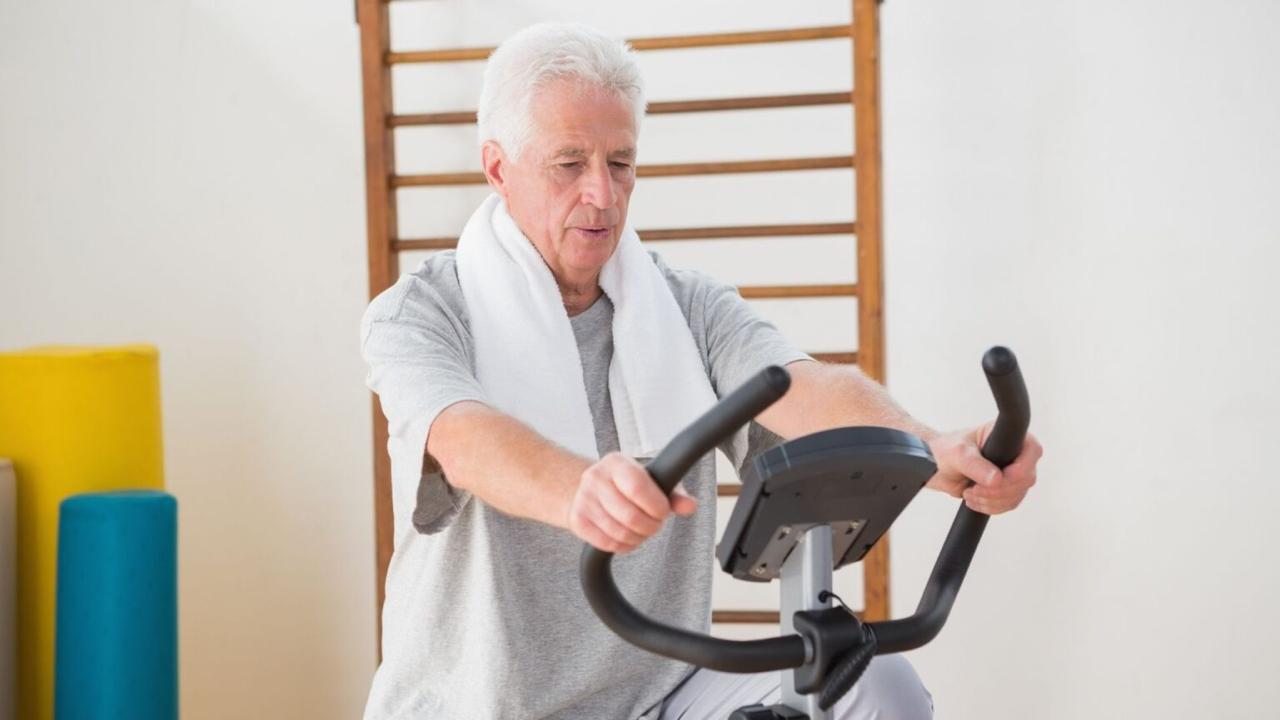 دراسة جديدة: تمارين الدراجة الثابتة تخفف من أعراض الشلل الرعاش