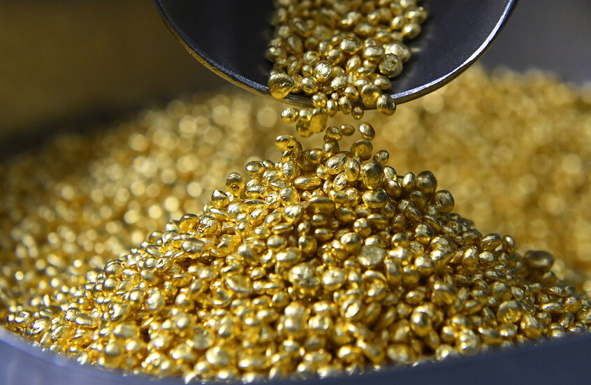 الذهب يستقر قرب أعلى مستوى في 7 أسابيع مدعوماً بتوقعات خفض الفائدة العام المقبل