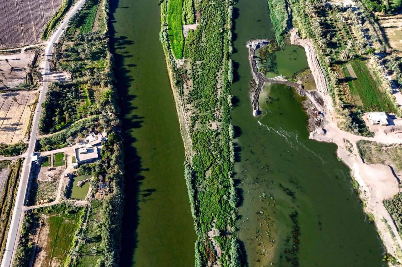 صور جوية تظهر الانخفاض الكبير بمناسيب مياه نهر الفرات في قضاء الكفل بمحافظة بابل عاصمة العراق الصناعية