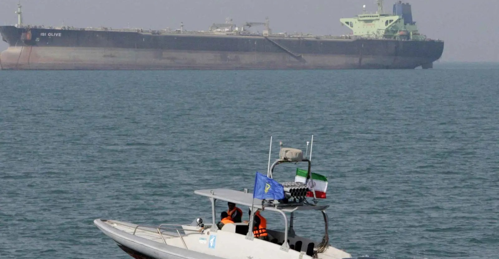 الحرس الثوري الإيراني يحتجز ناقلتي نفط بتهمة التهريب  