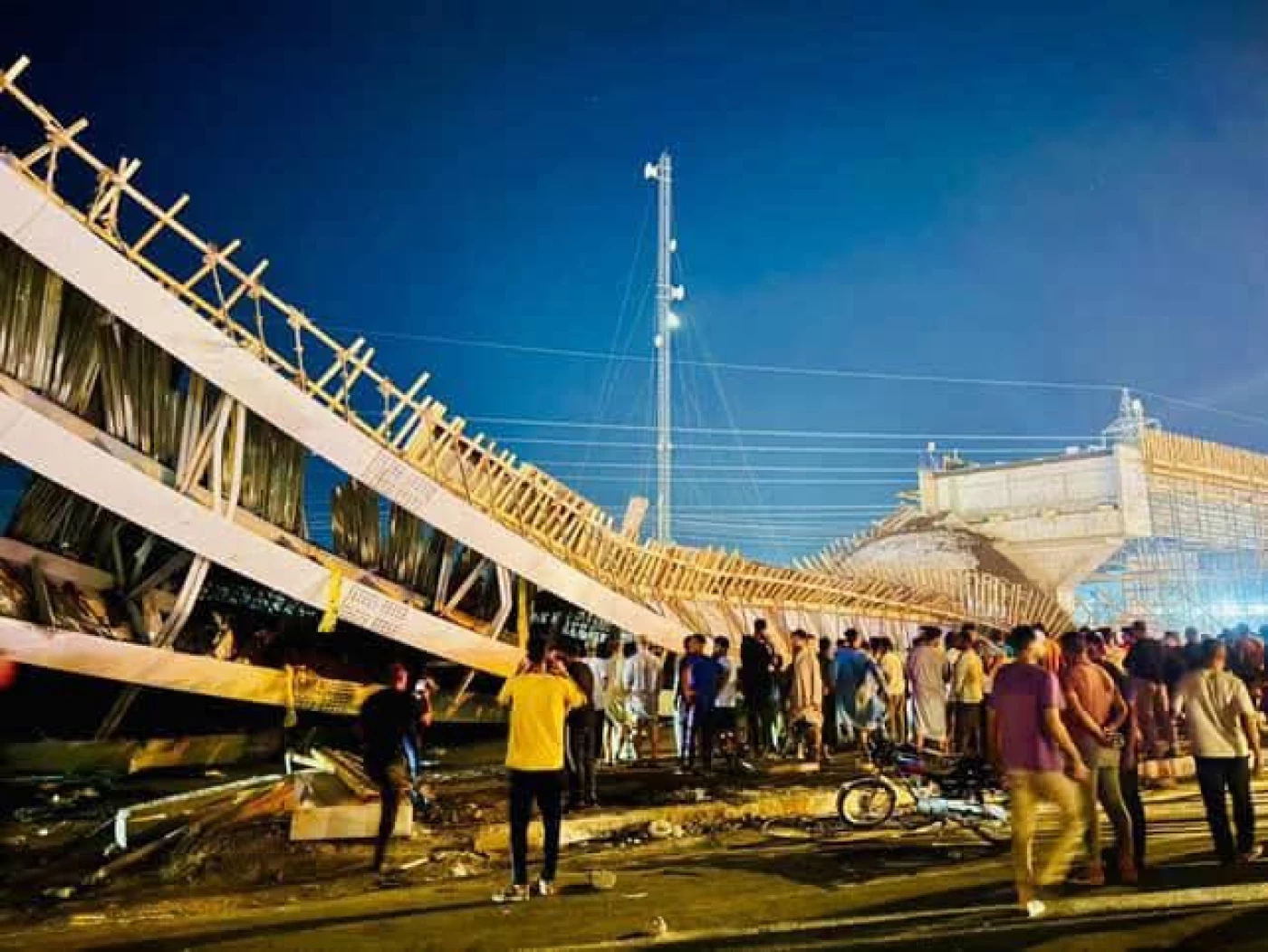  الدفاع المدني في كربلاء ينقذ 7 أشخاص وينتشل جثتين في حادثة مجسر العطيشي 