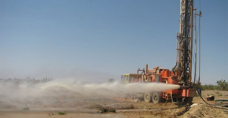 الموارد المائية تغلق بئرًا متدفقًا يُغذي بحيرات أسماك مخالفة في كربلاء