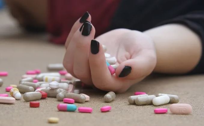 حالات الانتحار تزداد في نينوى ..  وفاة شابة ومحاولة فاشلة لامرأة 