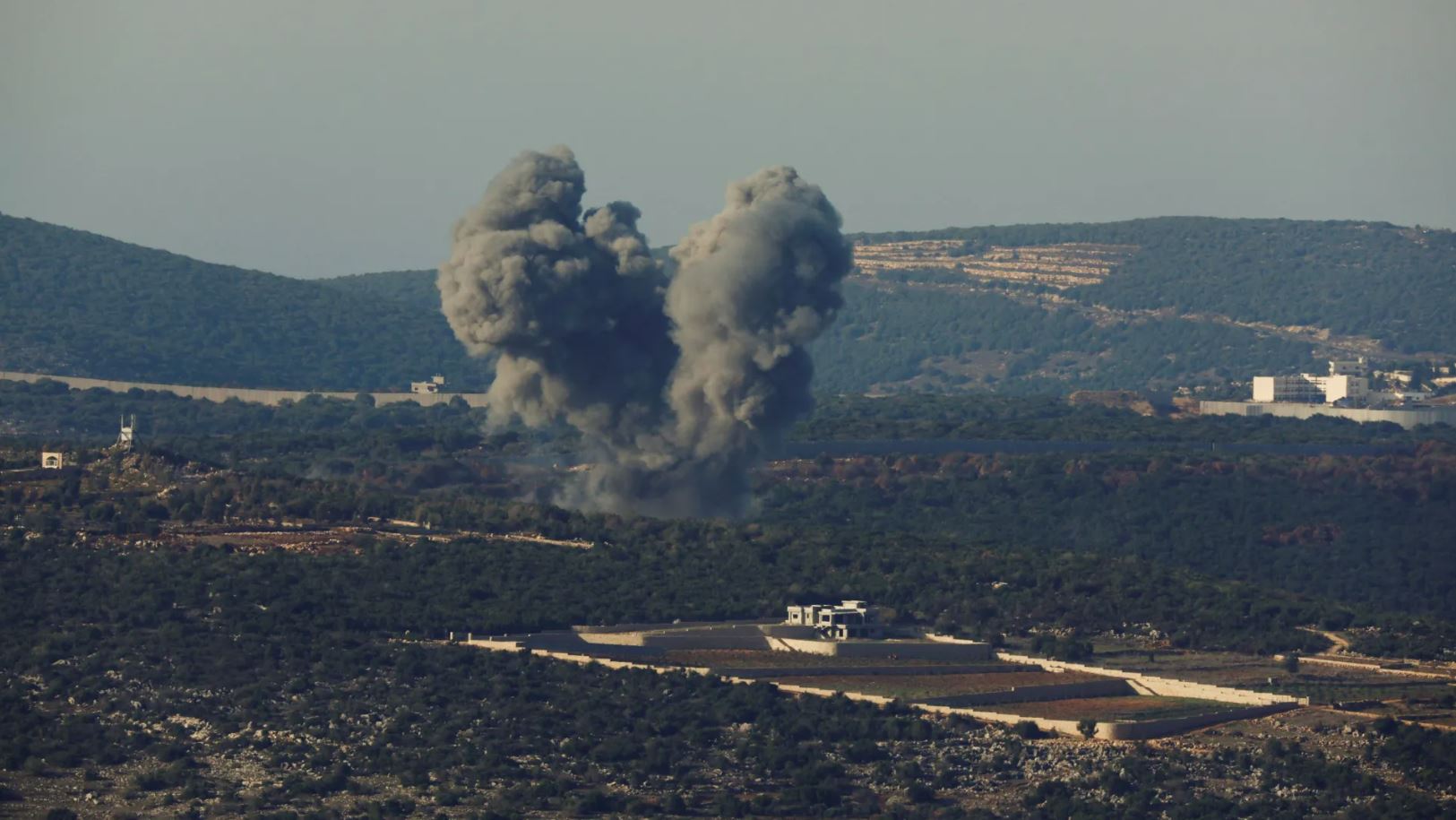 إسرائيل تشن غارات على أهداف لحزب الله في مناطق عدة من لبنان