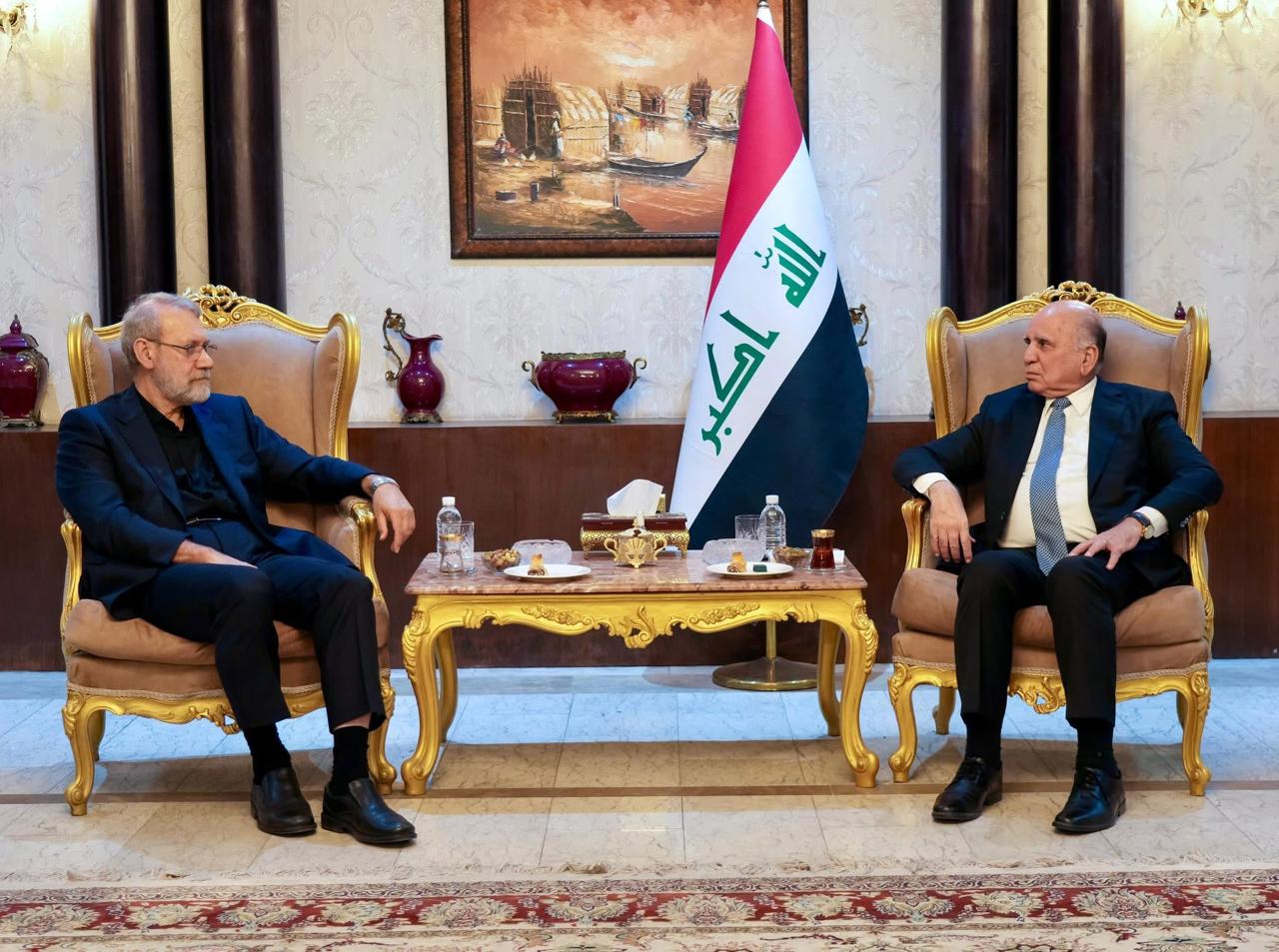 حسين ولاريجاني يبحثان تعزيز العلاقات الاقتصادية وتطورات الأوضاع الإقليمية 