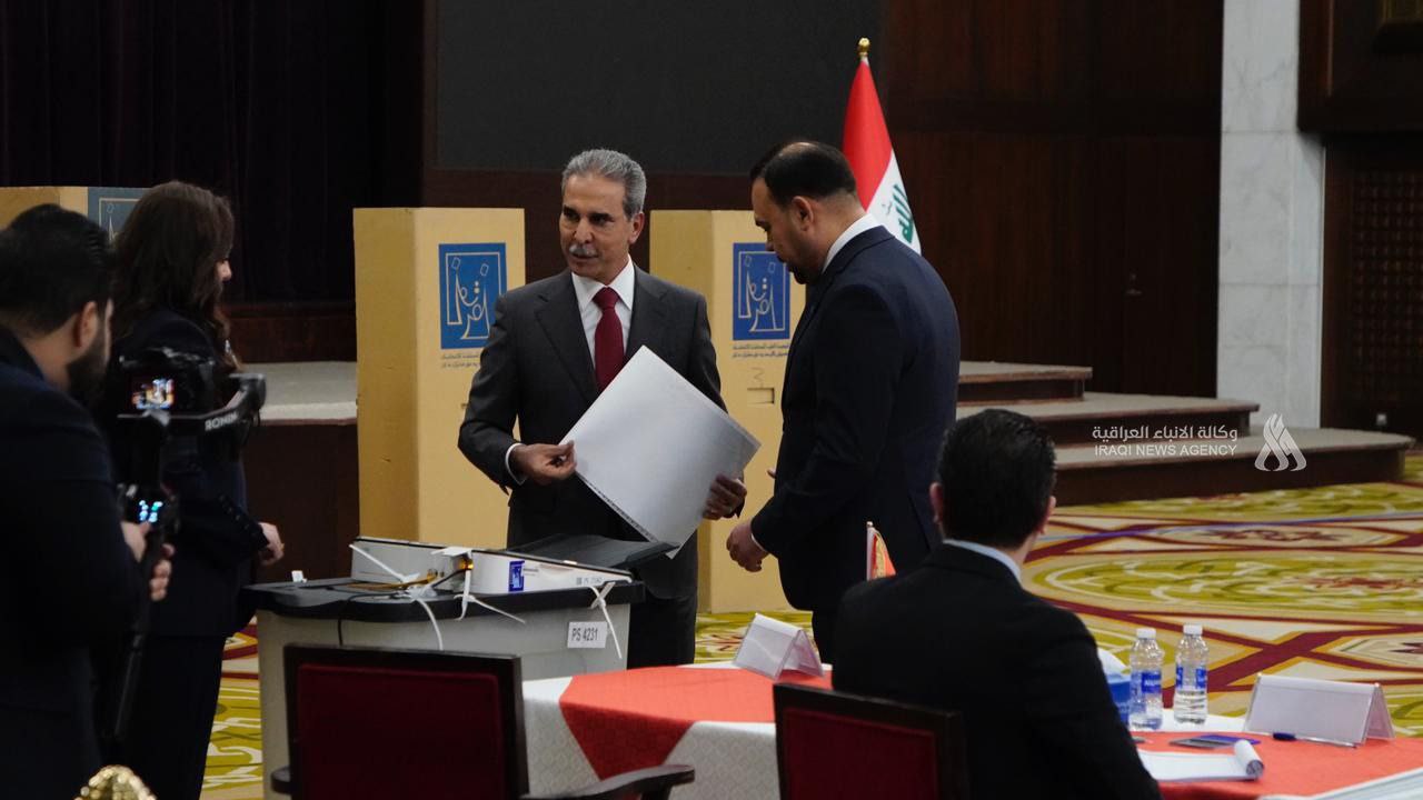  القاضي فائق زيدان يدلي بصوته في الاقتراع العام