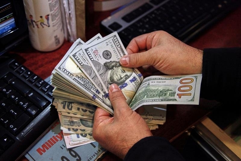 انخفاض اسعار صرف الدولار في بغداد: 142,500 دينار لكل 100 دولار