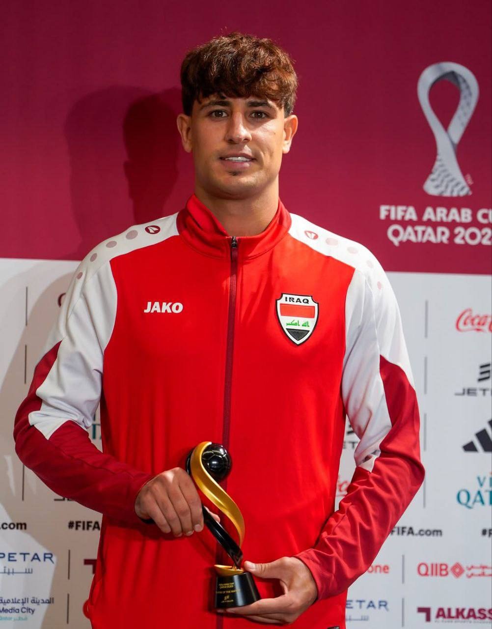 "ميمي" يتسلم جائزة رجل المباراة في مواجهة العراق أمام البحرين ضمن بطولة كأس العرب 2025