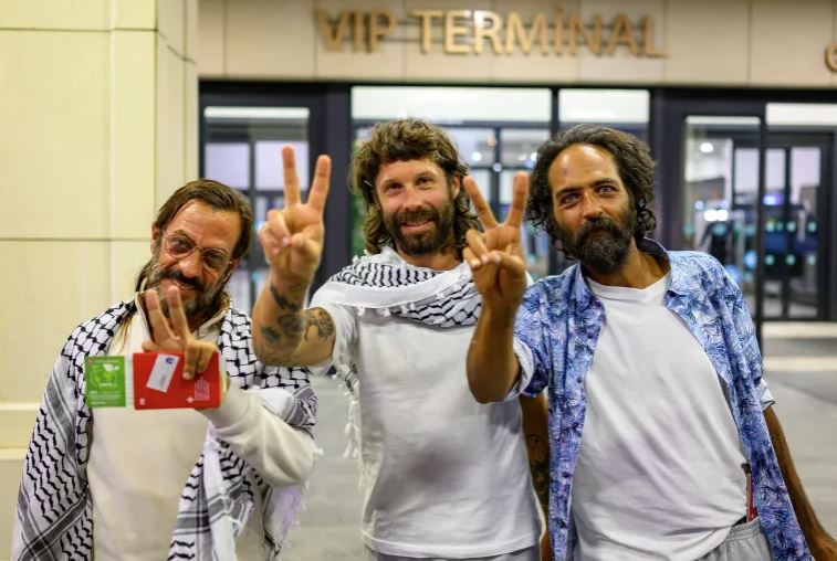 الخارجية الاسرائيلية: اسرائيل ترحل 171 ناشطا من المشاركين في اسطول الصمود العالمي 