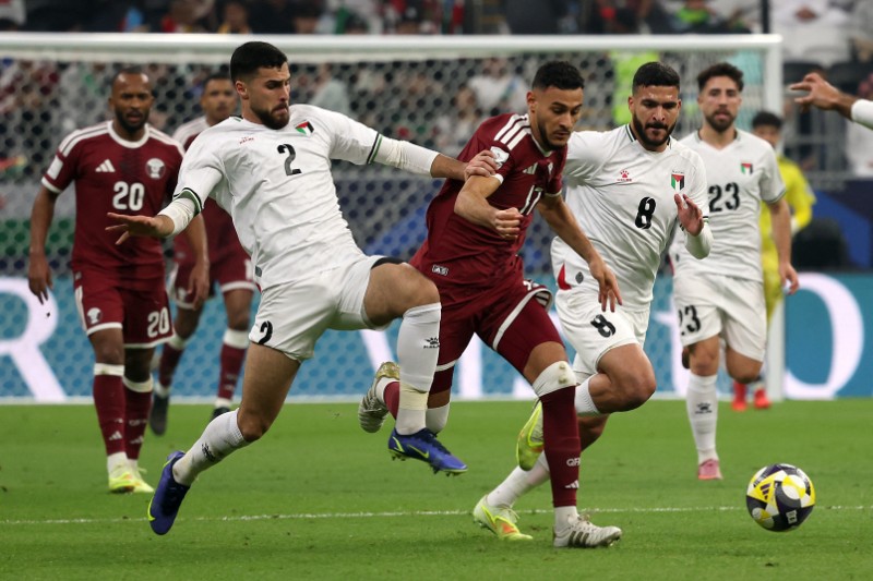 فلسطين تحرز فوزاً على قطر في افتتاح بطولة كأس العرب الكروية 