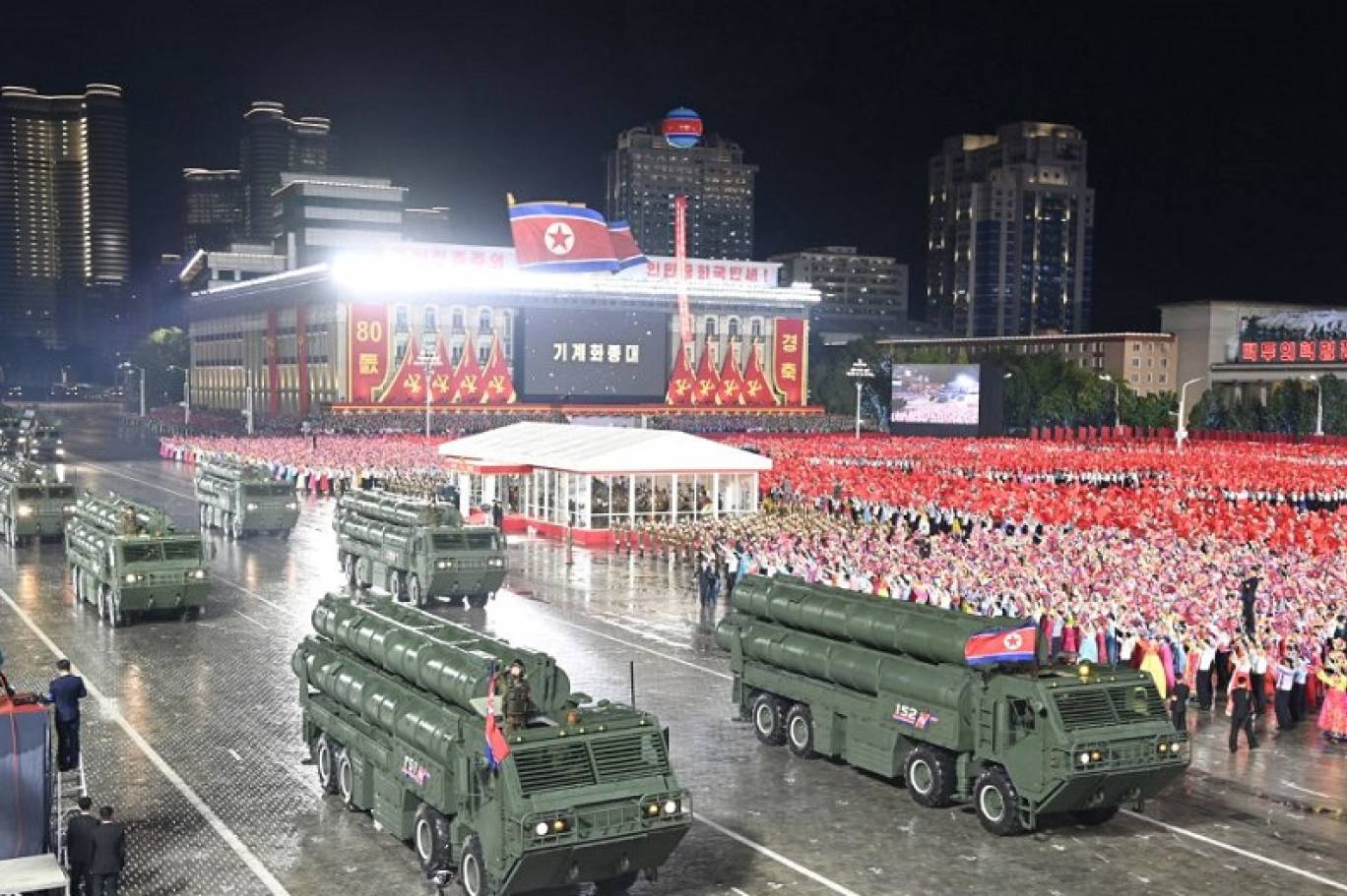كيم جونغ أون يشرف على عرض عسكري استعرض صاروخًا باليستيًا جديدًا بحضور وفود أجنبية بارزة
