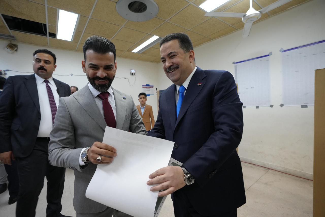 السوداني يصل برفقة والدته إلى أحد مراكز الاقتراع بمنطقة كرادة مريم للإدلاء بصوته في الانتخابات