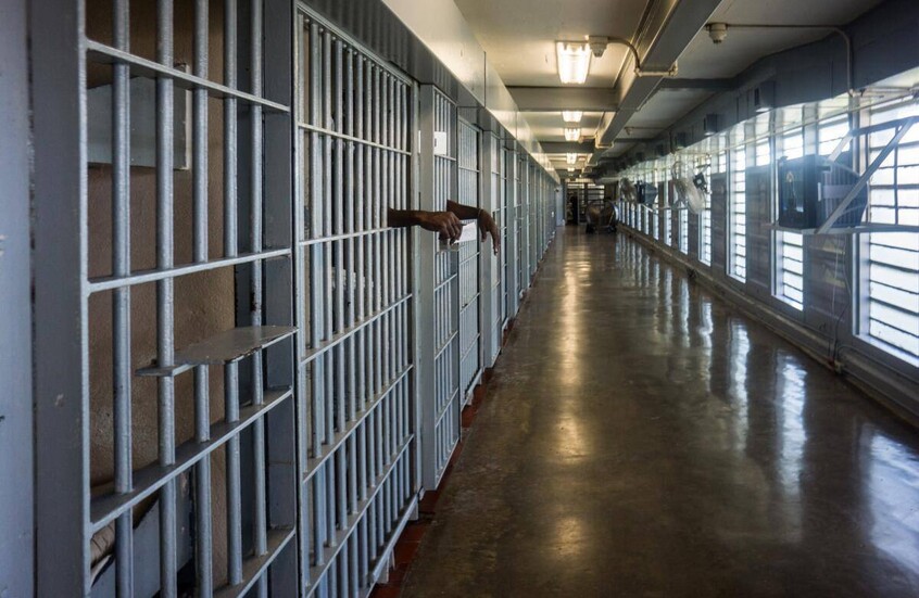 سفارة العراق في طرابلس: وفاة مهاجر عراقي إثر نوبة قلبية بأحد مراكز الاحتجاز في ليبيا