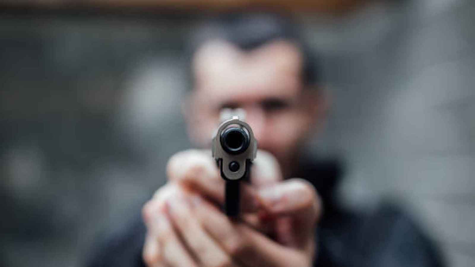 بعد خروجه من السجن: شاب يقتل والديه وزوجة شقيقه قبل أن يقتله شقيقه