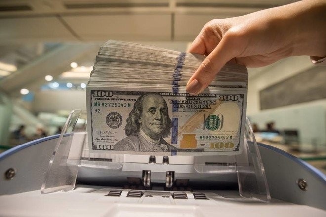 الدولار ينخفض في بغداد: الورقة بـ142,500 دينار