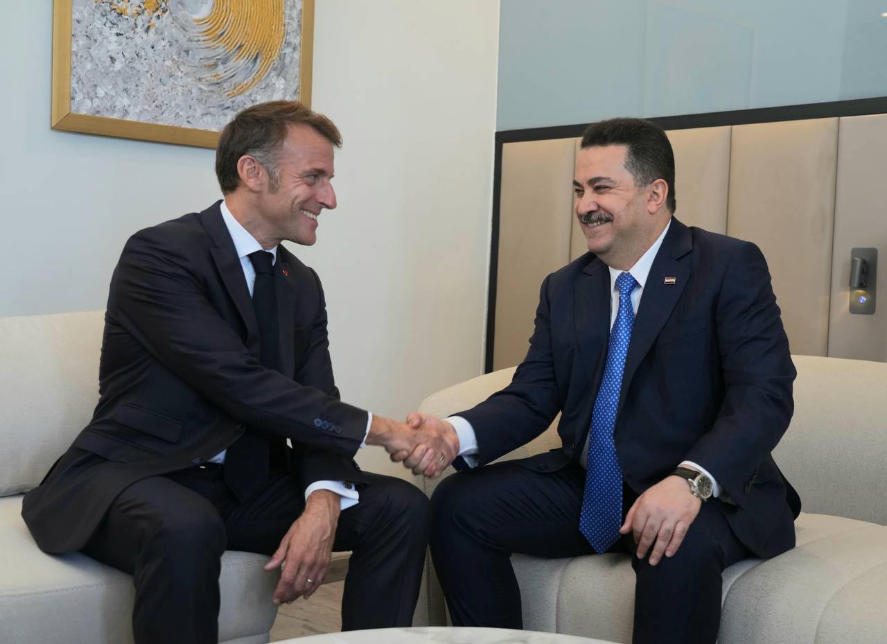 على هامش قمة السلام في شرم الشيخ ..  السوداني يلتقي الرئيس الفرنسي ايمانويل ماكرون