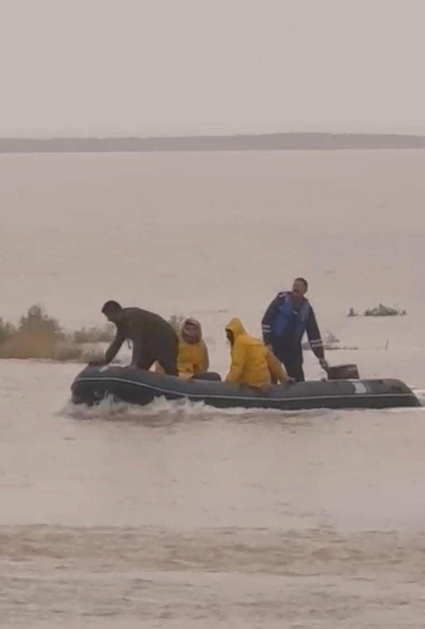 شرطة ميسان تعلن إجلاء عائلة حاصرتها السيول في قضاء علي الغربي 