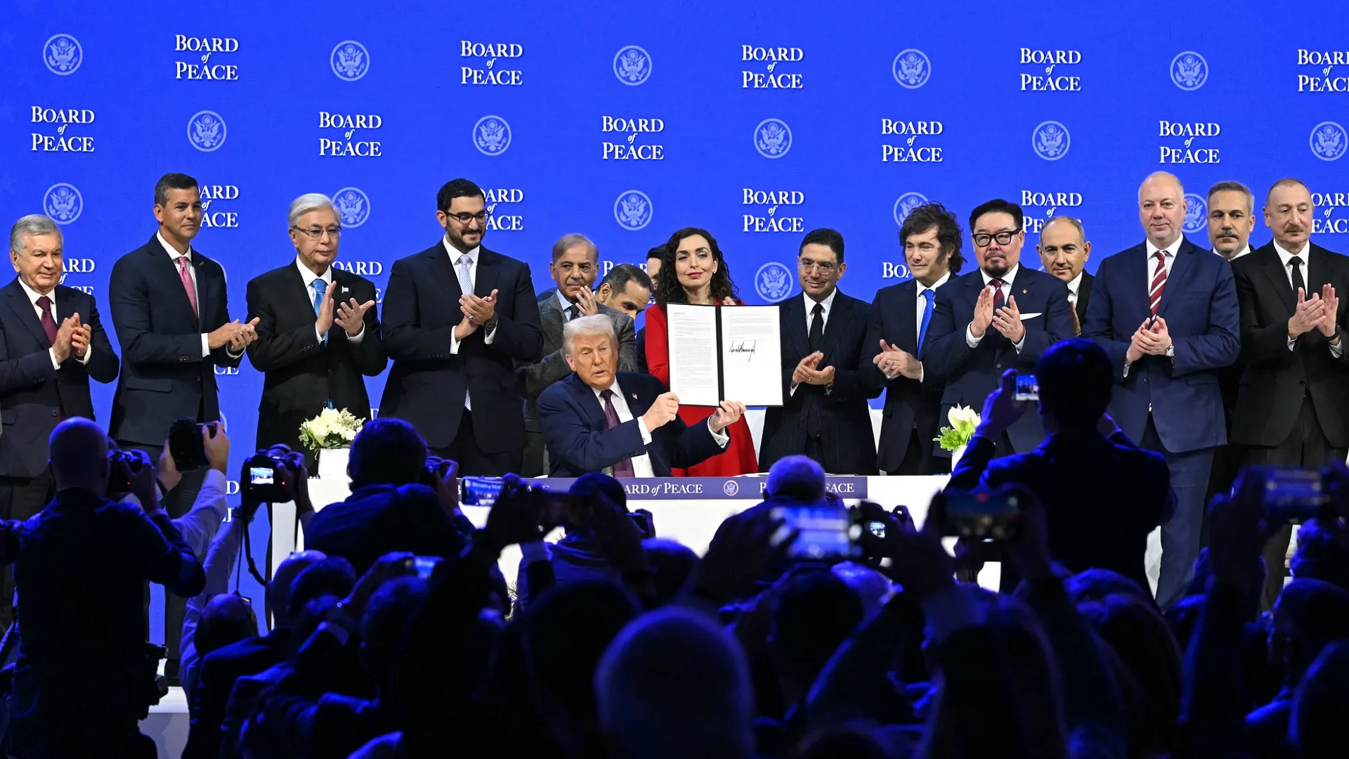 ترمب يوقع ميثاق "مجلس السلام" ويعلن خارطة طريق جديدة للسياسة العالمية