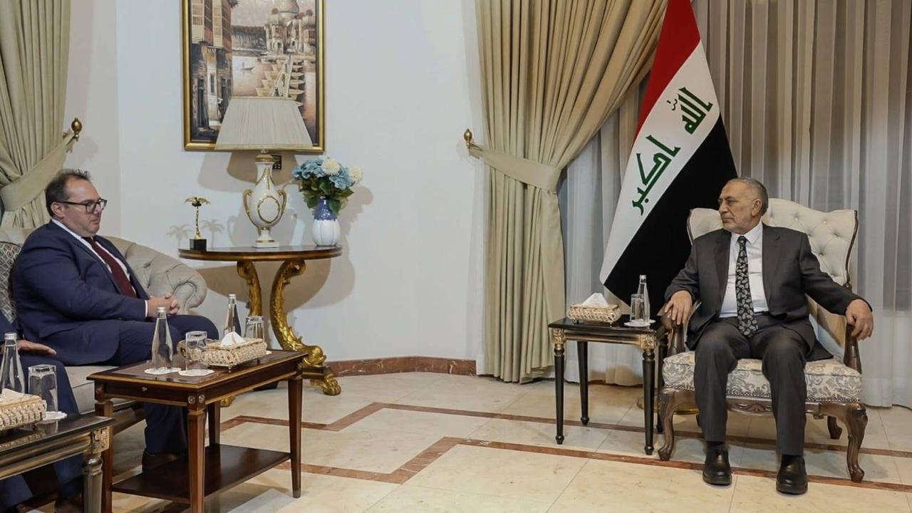 المشهدانيّ القائم بالأعمال الأمريكيّ جوشوا هاريس يبحثان أهمية تجنيب العراق الصراعات الإقليمية