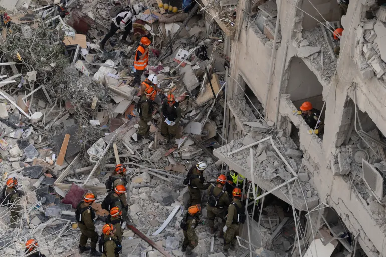 إصابات في وسط إسرائيل جراء سقوط صواريخ إيرانية وهلع في الجليل  