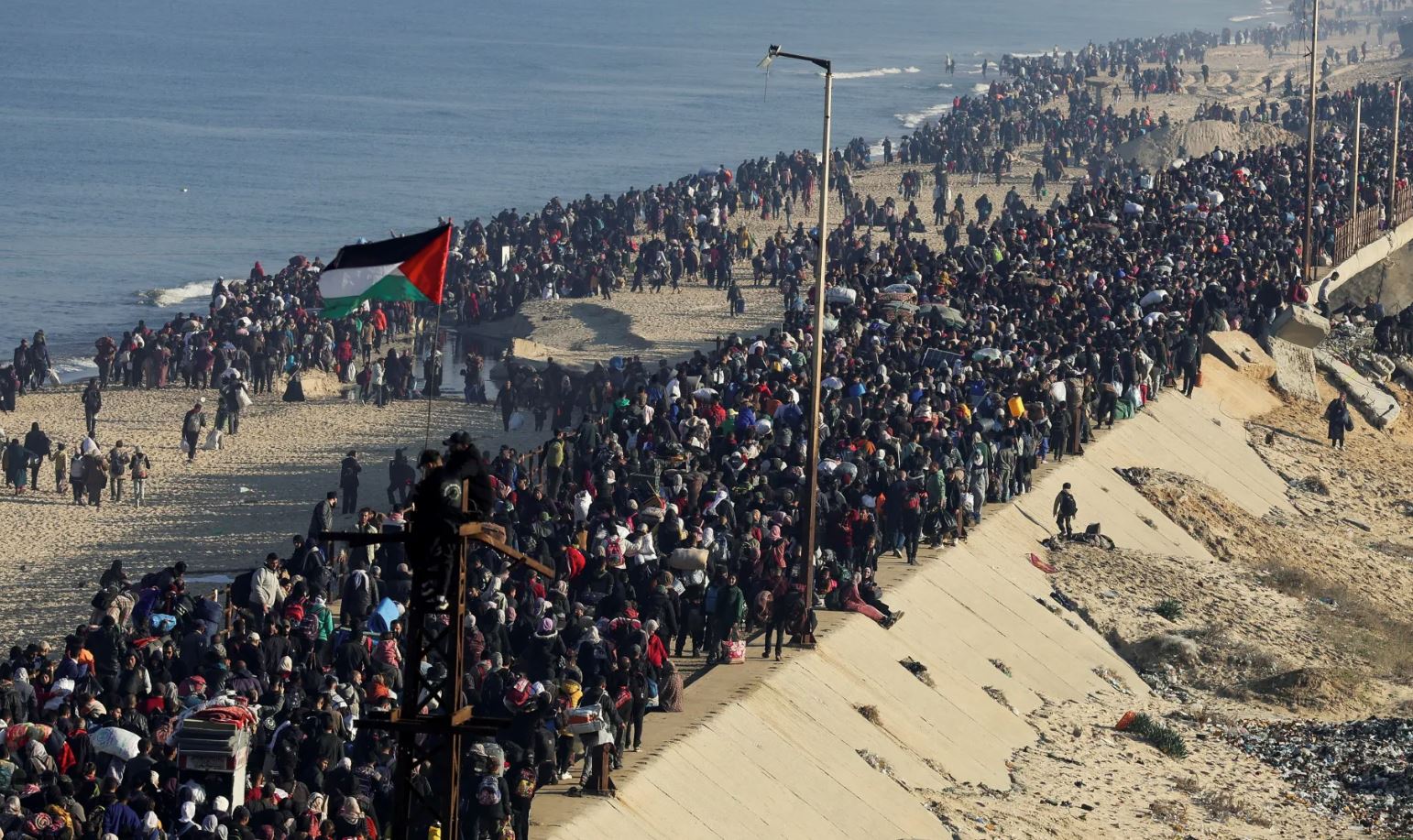 بعد دخول وقف النار حيّز التنفيذ ..  آلاف الفلسطينيون يعودون إلى منازلهم المهجورة والمدمرة