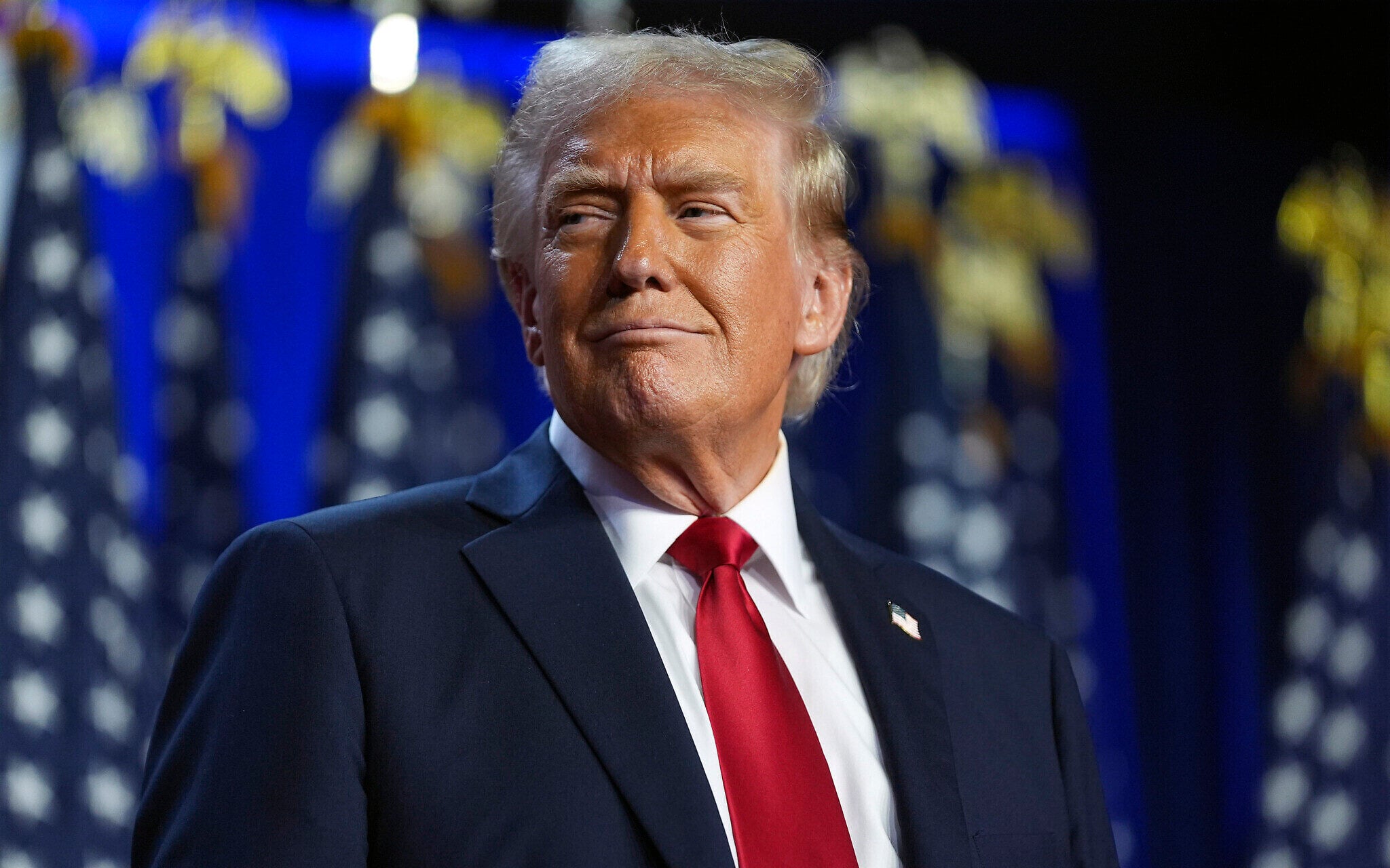 ترمب يعلن نيته إجراء محادثات مع إيران بالتزامن مع تحركات عسكرية أميركية