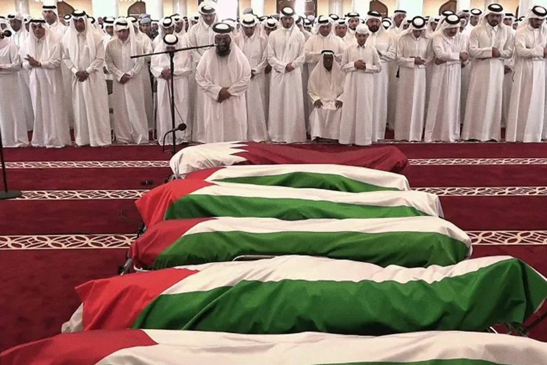 بحضور امير قطر  ..  المئات من القطريين يشيعون ضحايا الهجوم الاسرائيلي على الدوحة 