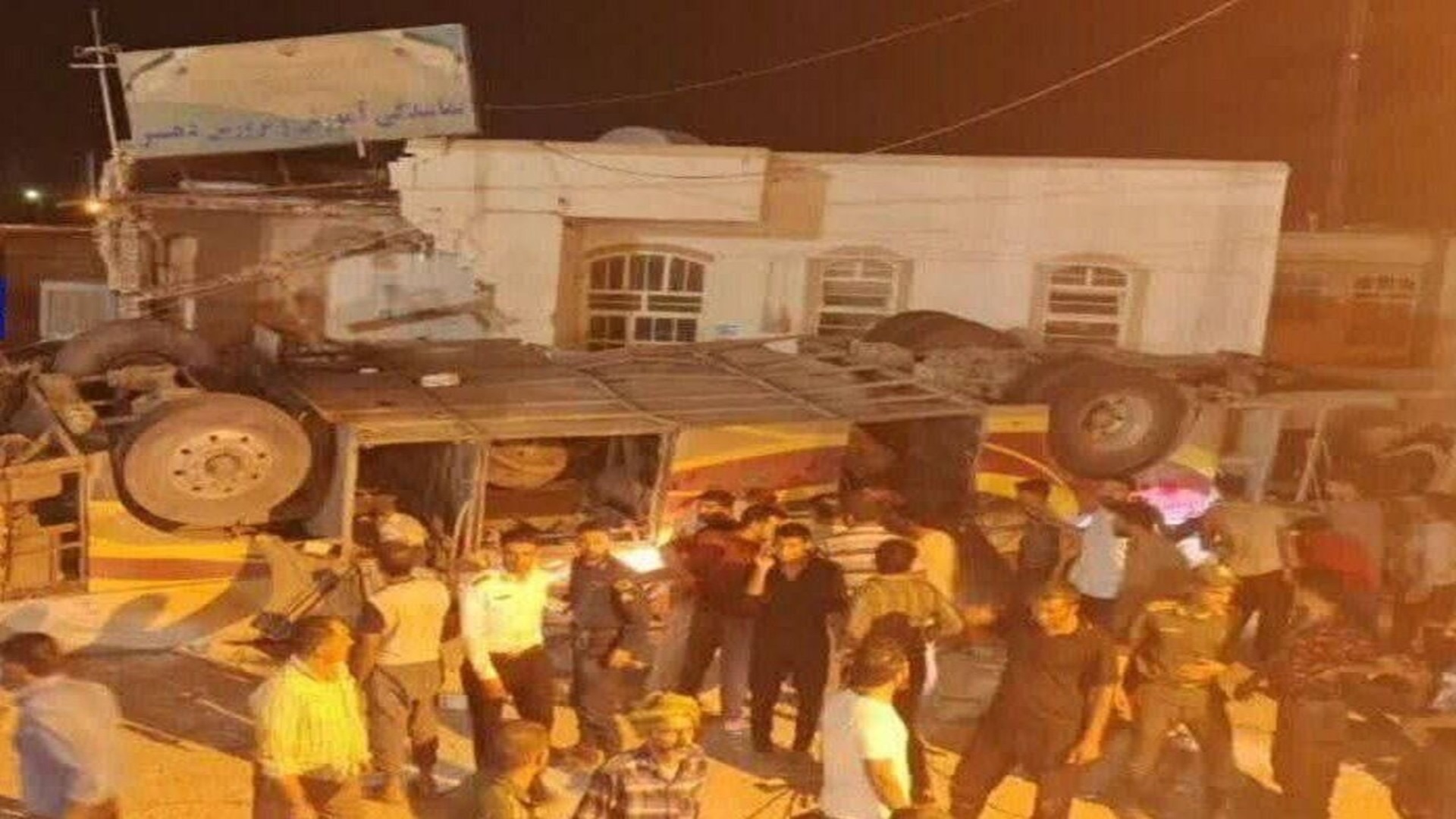  فيديو  ..  انقلاب حافلة ركاب في إيران قٌبيل توجهها إلى العراق