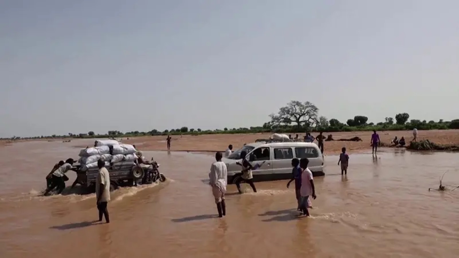 الفيضانات تدمر 70 قرية وتشرد 100 ألف شخص في السودان