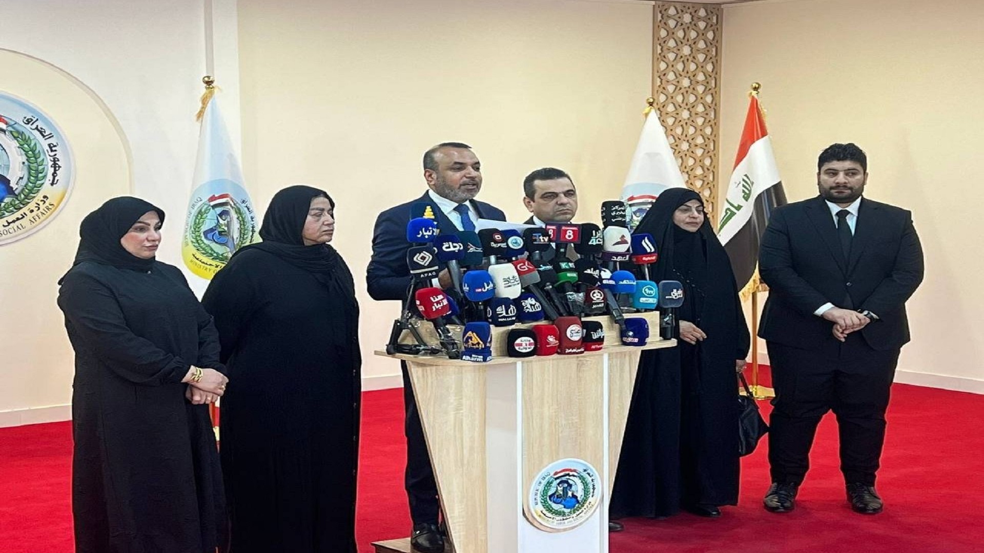 لثلاث فئات ..  وزير العمل يطلق وجبة تخصيصات لشمول أكثر من 61 ألفاً بالإعانة الاجتماعية 