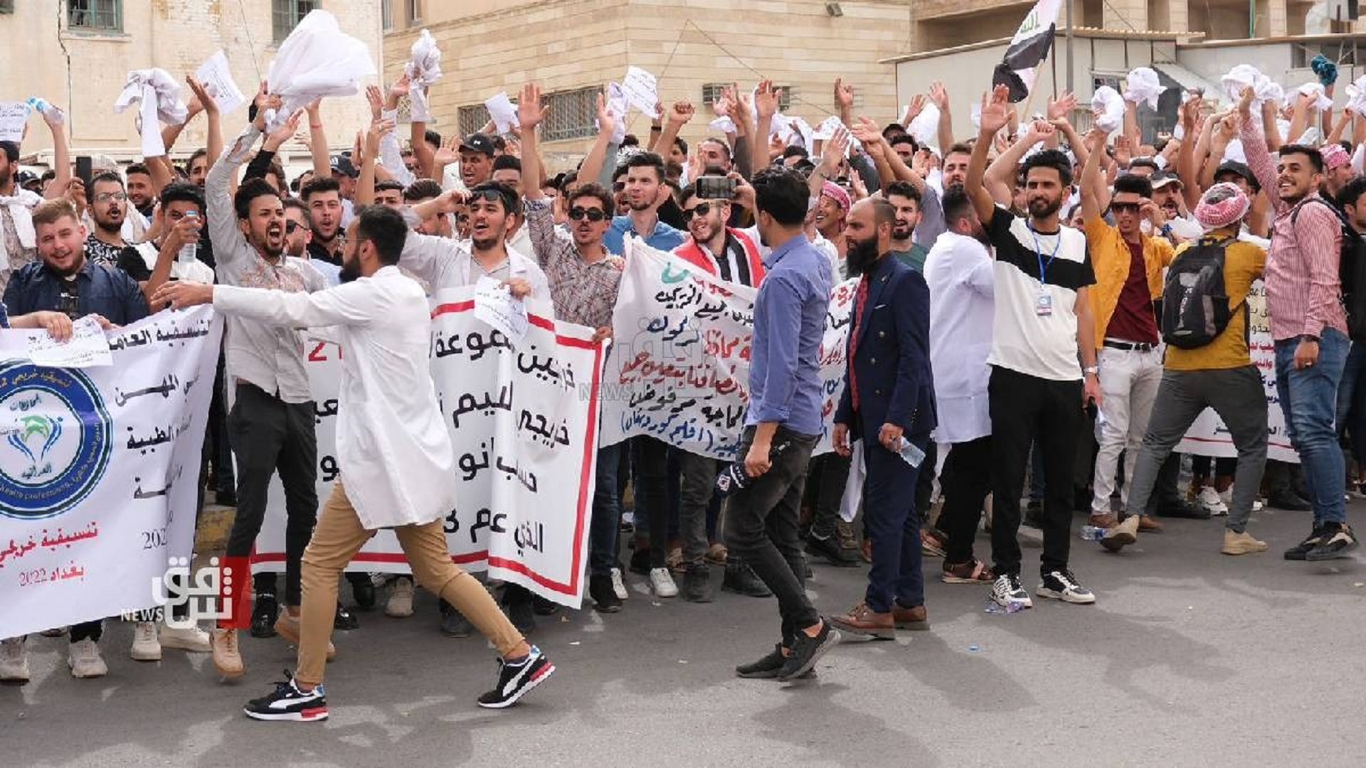قوات مكافحة الشغب تعتدي على متظاهري المهن الطبية والصحية في بغداد (فيديو)