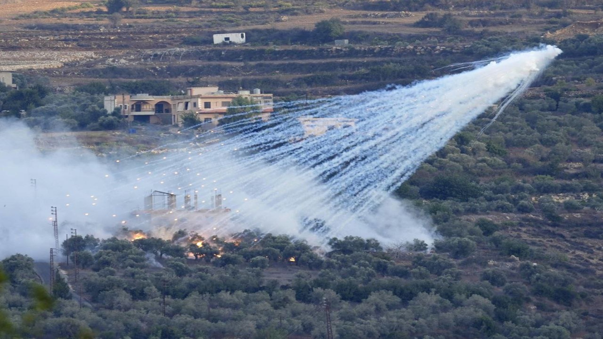    حزب الله يطلق 65 قذيفة نحو إسرائيل والاحتلال يرد