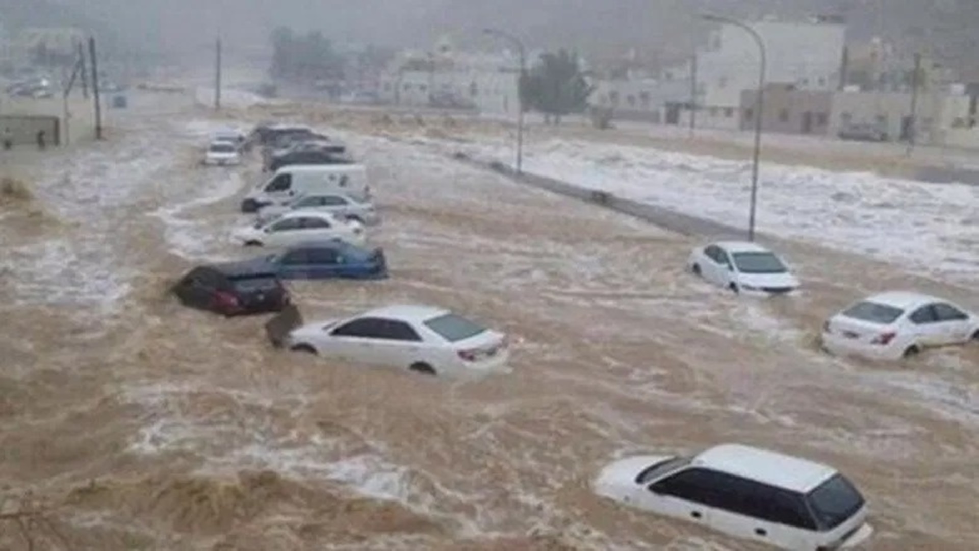 سيول غير مسبوقة في مكة المكرمة تسفر عن مصرع 4 أشقاء (فيديو)