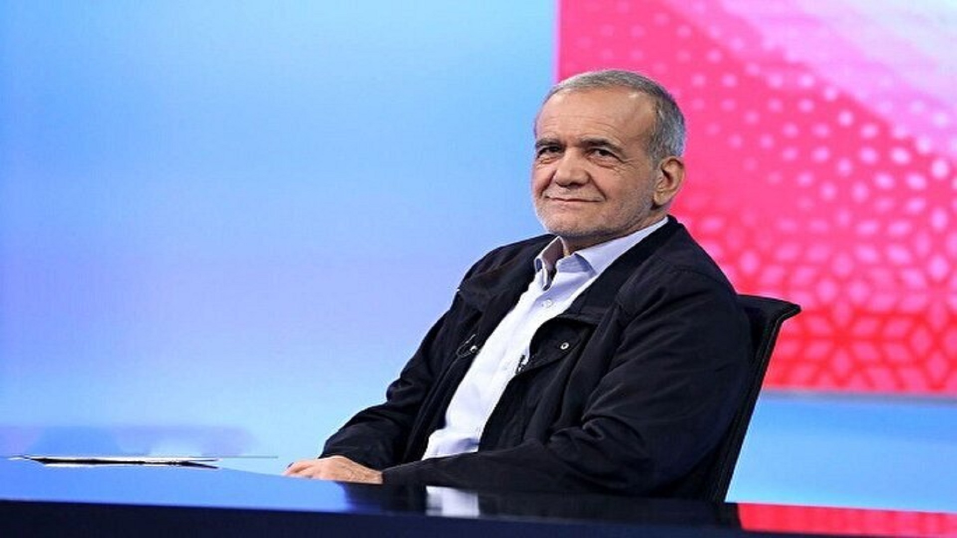بسبب صافرات الانذار  ..  الرئيس الايراني يخرج من قاعة احتفال بطهران (فيديو) 