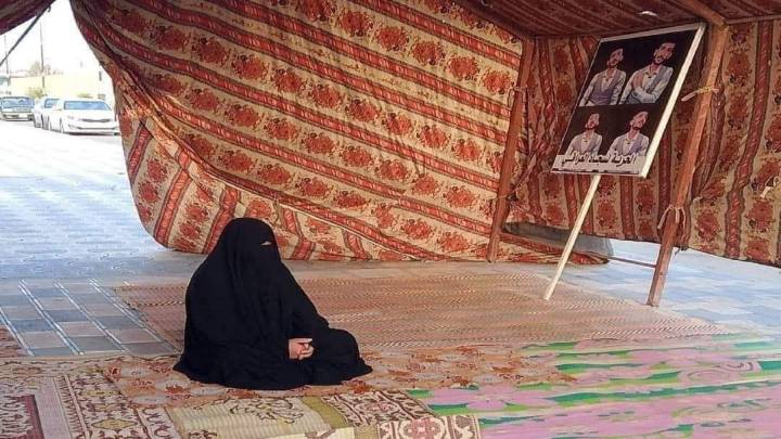 والدة الناشط في تشرين سجاد العراقي تنصب خيمة للاعتصام امام مبنى الحكومة المحلية في ذي قار